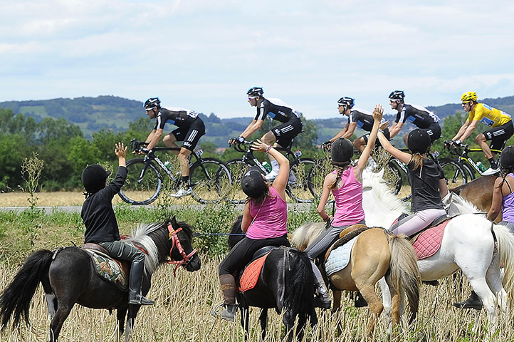24 hours: Young fans on horses wave to the tour de france riders
