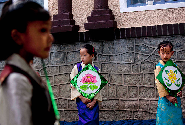 24 hours: Srinagar, Kashmir, India: Tibetan schoolgirls wait for the Dalai Lama