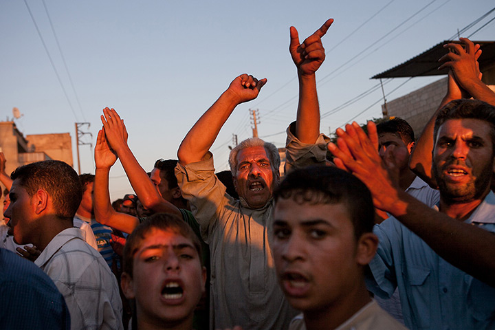 Tremseh, Syria: Syrians shout anti-regime slogans as UN observers arrive