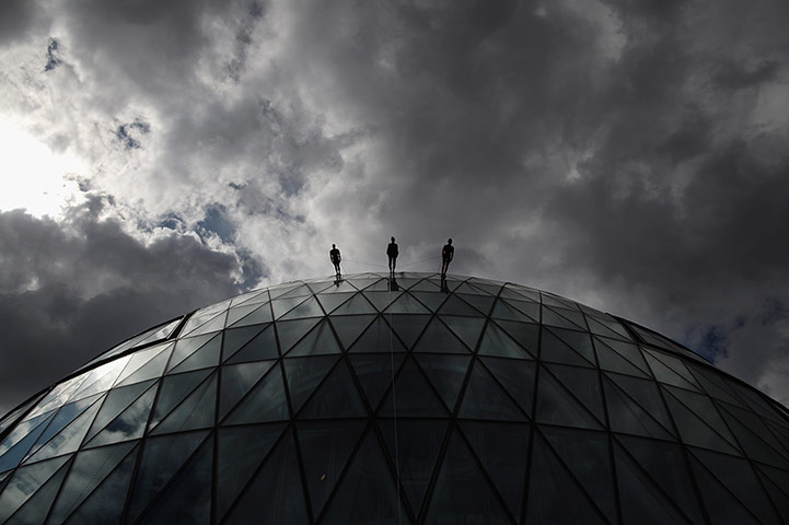 Streb Dance London: Dancers abseil down City Hall