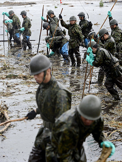 Floods in Japan: Ground Self-Defense Force personnel search for missing people in Takeda