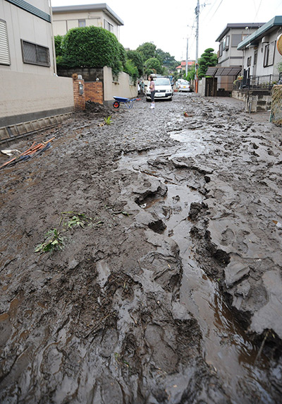 Floods in Japan: A road is covered in mud in Kumamoto city