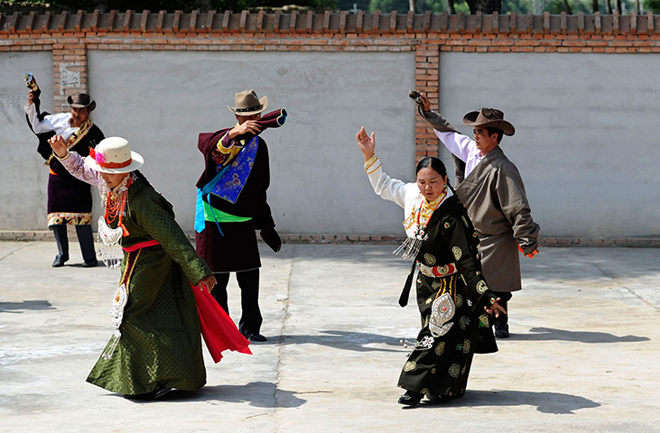24 hours: Hainan Tibetan Autonomous Prefecture: Tibetans perform a musical show 