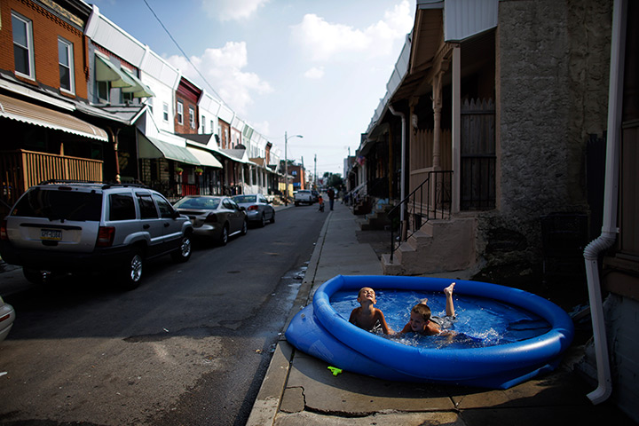 24 hours: Philadelphia, USA: Two brotherscool off in a paddling pool
