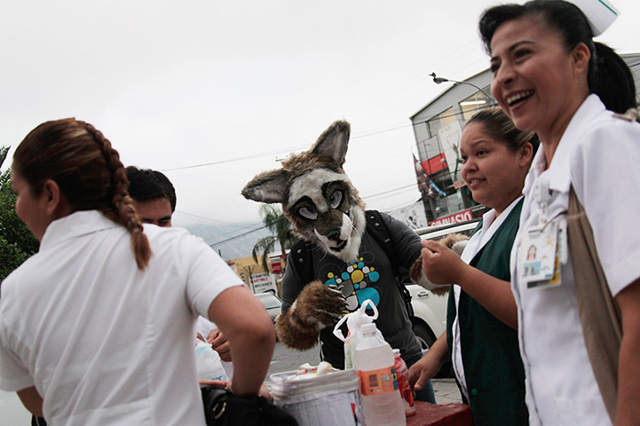 Furros Nuevo Leon: Yote talks to a group of nurses outside a hospital 