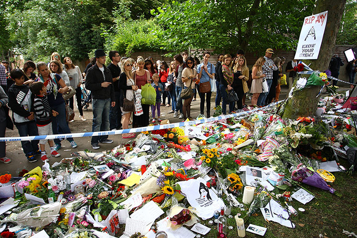 Amy Winehouse: Well-wishers pay their respects 