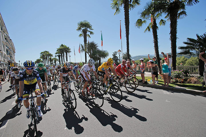 Tour de France stage 16: Pelaton with Bradley Wiggins