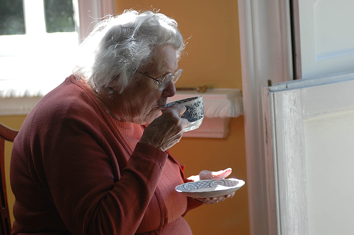 Your Pictures: Delicious: Elderly lady drinkning a cup of tea