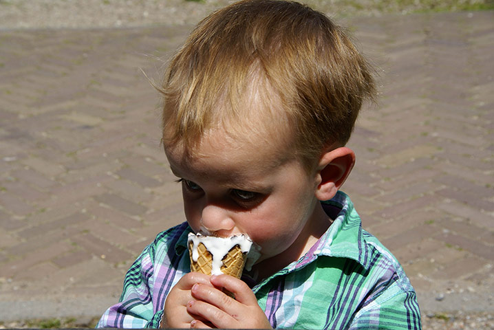 Your Pictures: Delicious: Child eating ice-cream