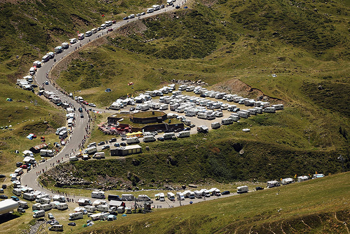 Stage 16: Plenty of fans' winnebagoes line the route of the Col du Tourmalet