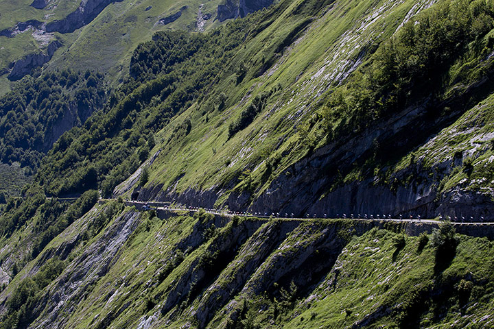 Stage 16: The pack rides downhill
