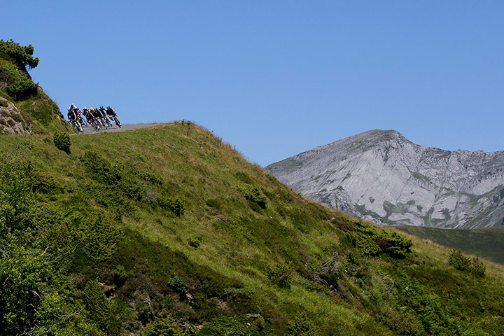 Stage 16: The pack descends