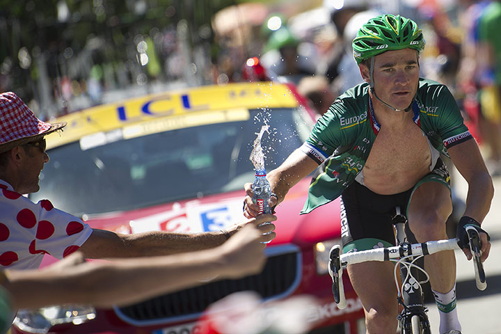 Stage 16: Thomas Voeckler takes a bottle of water from a fan