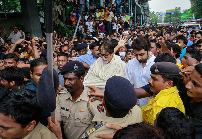 Rajesh Khanna funeral: Bollywood actors Amitabh Bachchan and his son Abhishek Bachchan