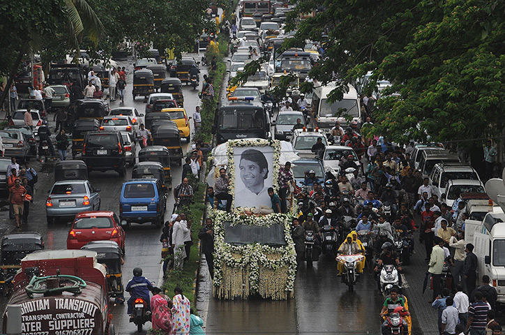 Rajesh Khanna funeral: A truck carrying remains of Rajesh Khanna makes its way to the crematorium