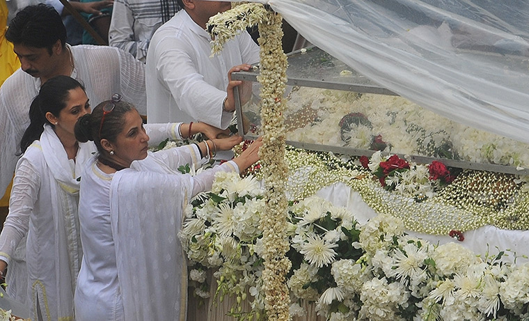 Rajesh Khanna funeral: Bollywood actress Dimple Kapadia travels in a float bearing the coffin