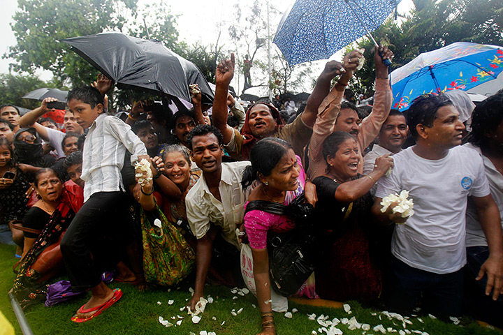 Rajesh Khanna funeral: Fans react during the funeral