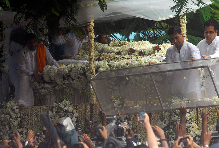 Rajesh Khanna funeral: Akshay Kumar removes the cover of the casket