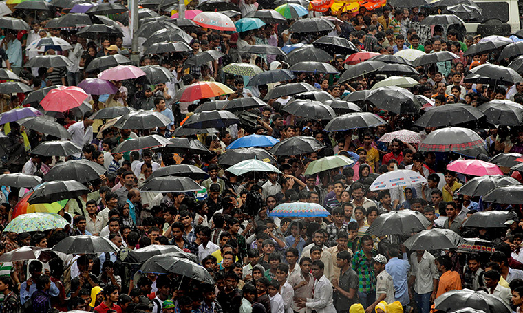 Rajesh Khanna funeral: Fans and mourners hold umbrellas as it rains during the funeral