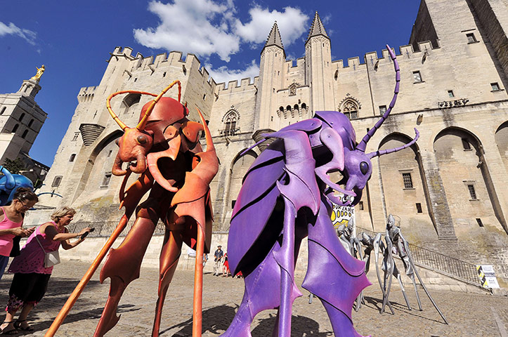 Avignon theatre festival: The opening parade passes by the Palais des Papes
