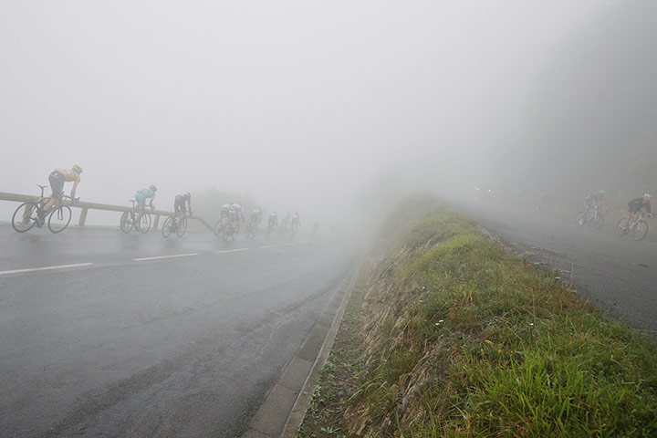 stage 17: Dense fog as the riders speed down Mente Pass