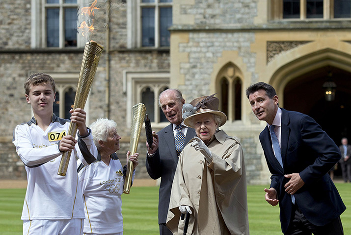 Torch relay: 10 July, Windsor: Phil Wells with the Queen and Sebastian Coe