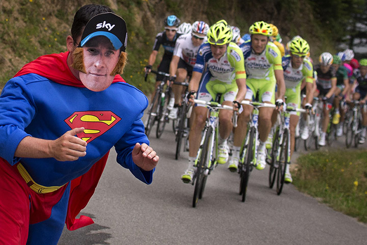 tour stage 17: A fan disguised as Superman