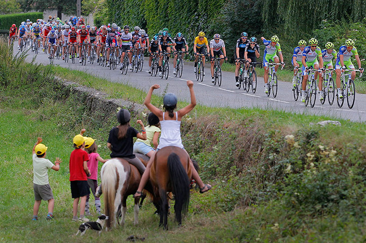 tour stage 17: Youngster cheer the peloton