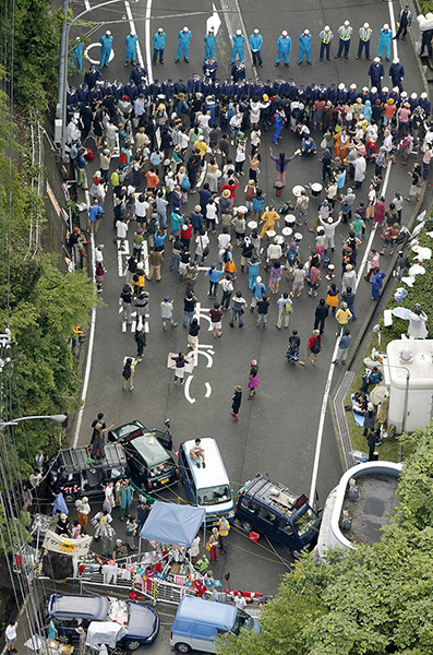 Japan nuclear protests: People protesting the restart of Ohi nuclear power plant
