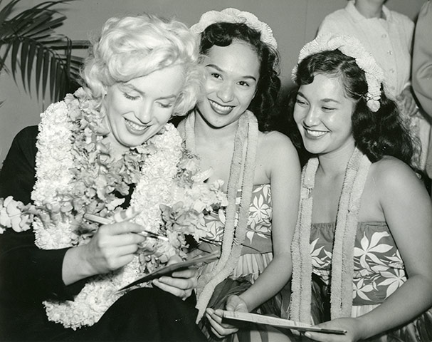 Marilyn: Marilyn with a broken thumb at the Honolulu airport on the way to Japan