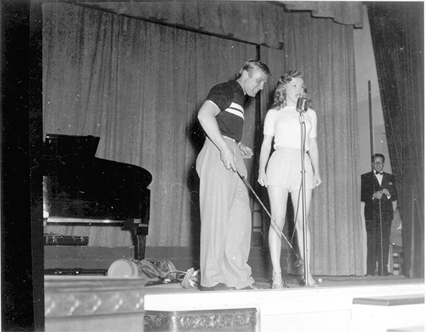 Marilyn: Marilyn Monroe as an assistant for trick golfer Joe Kirkwood Junior