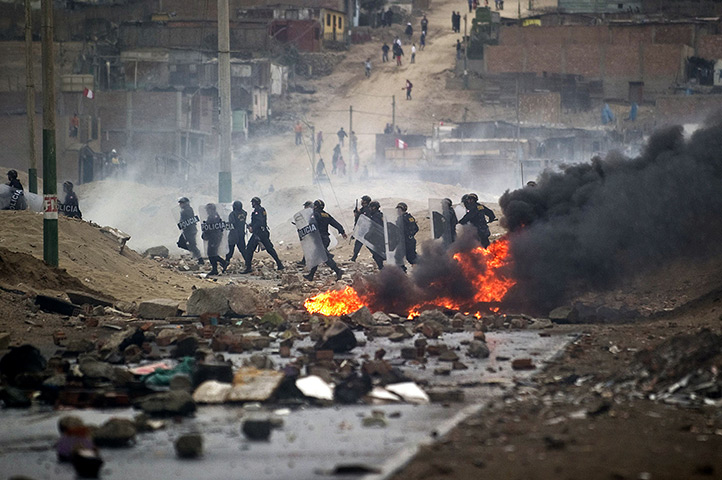 24 hours in pictures: squatters protest in Peru