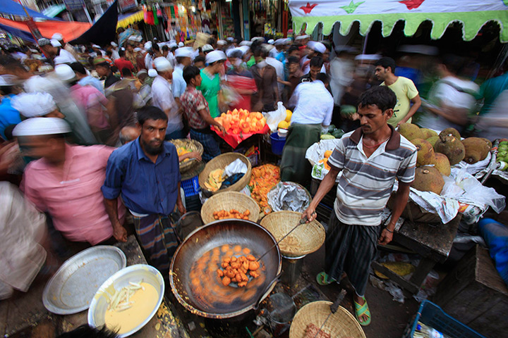24 hours in pictures: Chakbazaar  in Dhaka