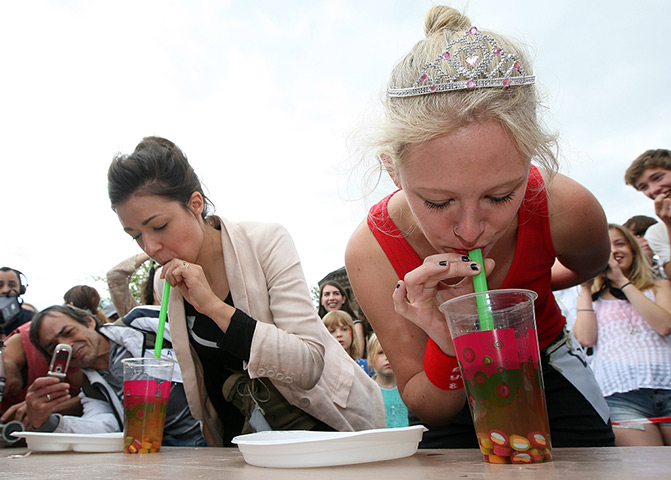 Hipster Olympics: Contestants compete suck candy out of bubble tea