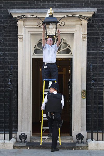 Picture desk live: Cleaning the no.10 lantern