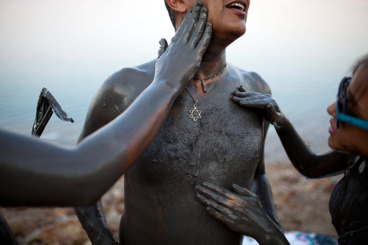 24 hours in pictures: Israelis smear themselves with mud from the Dead Sea