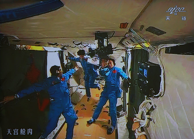 A Month in space: (SHENZHOU-9-TIANGONG-1) CHINA-SHENZHOU-9-TIANGONG-1-ENTERING SPACE LAB (CN)