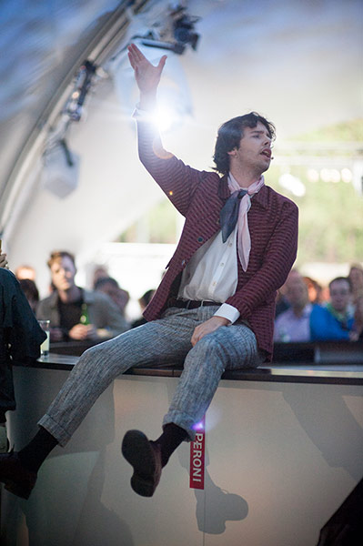 Peroni 1 - London: Opera di Peroni performer singing on bar