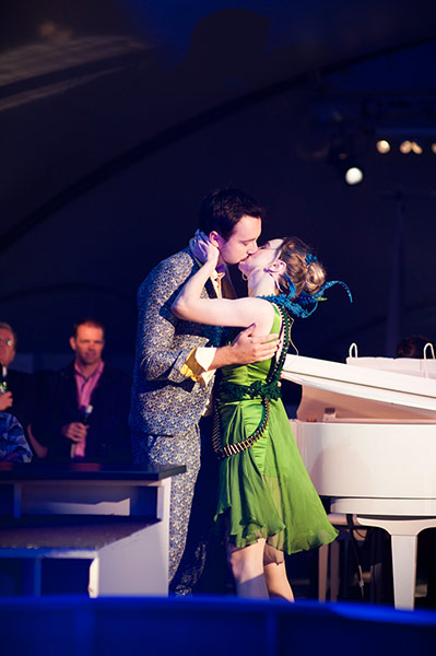 Peroni 1 - London: Opera di Peroni performers kissing