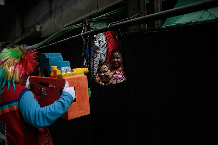 24 hours: Guatemala City, Guatemala: A clown pretends to take a picture