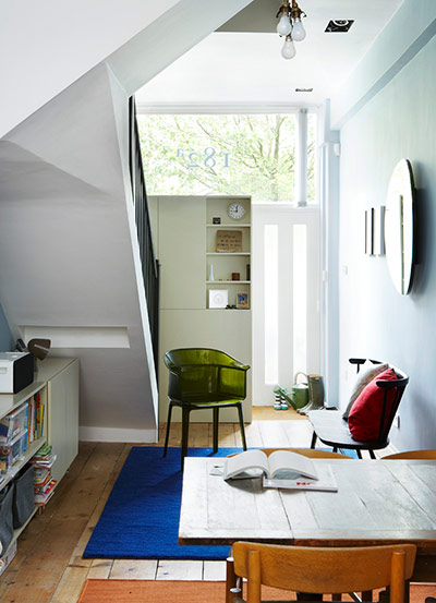 Homes - Narrow house: The living room of Kahn and Kohashi's narrow house