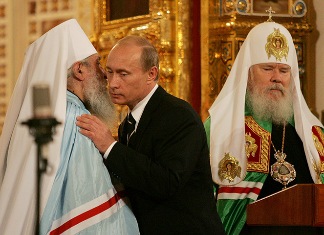 Politicians kiss: Putin and Metropolitan Laurus, 2007.