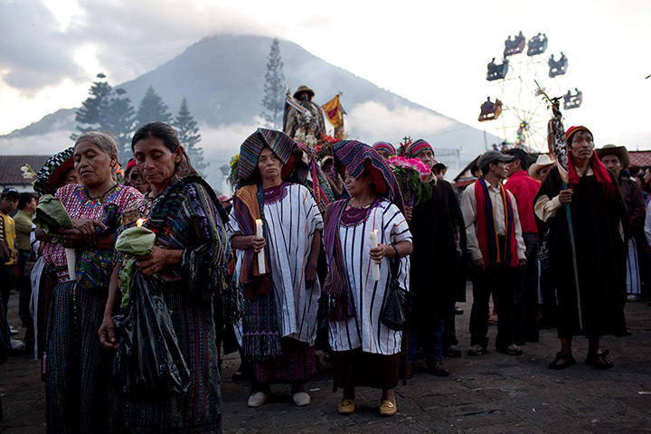 24 hours: Santiago Atitlan, Guatemala: Faithful in a procession 