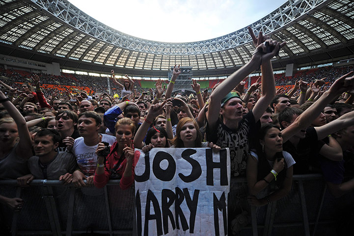 Week in music: Red Hot Chili Peppers fans in Moscow