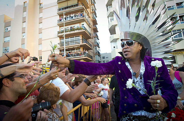 Week in music: Brazilian musician Carlinhos Brown leads the Carnival Parade in Cadiz