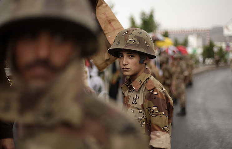 24 hours: soldiers stand guard in Yemen
