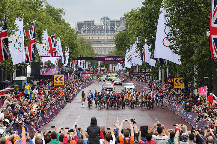 Olympic venues: The peloton depart the Mall at the start of the Women's Road Race