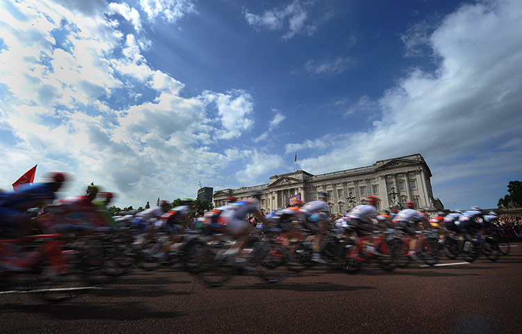 Olympic venues: Riders pass Buckingham Palace at the start of the Men's Cycling Road Race