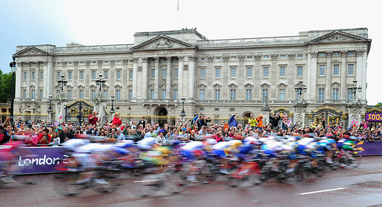 Women's road race: The peleton passes Buckingham Palace