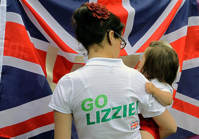 Women's road race: A mother and daughter wear t-shirts supporting Elizabeth Armitstead
